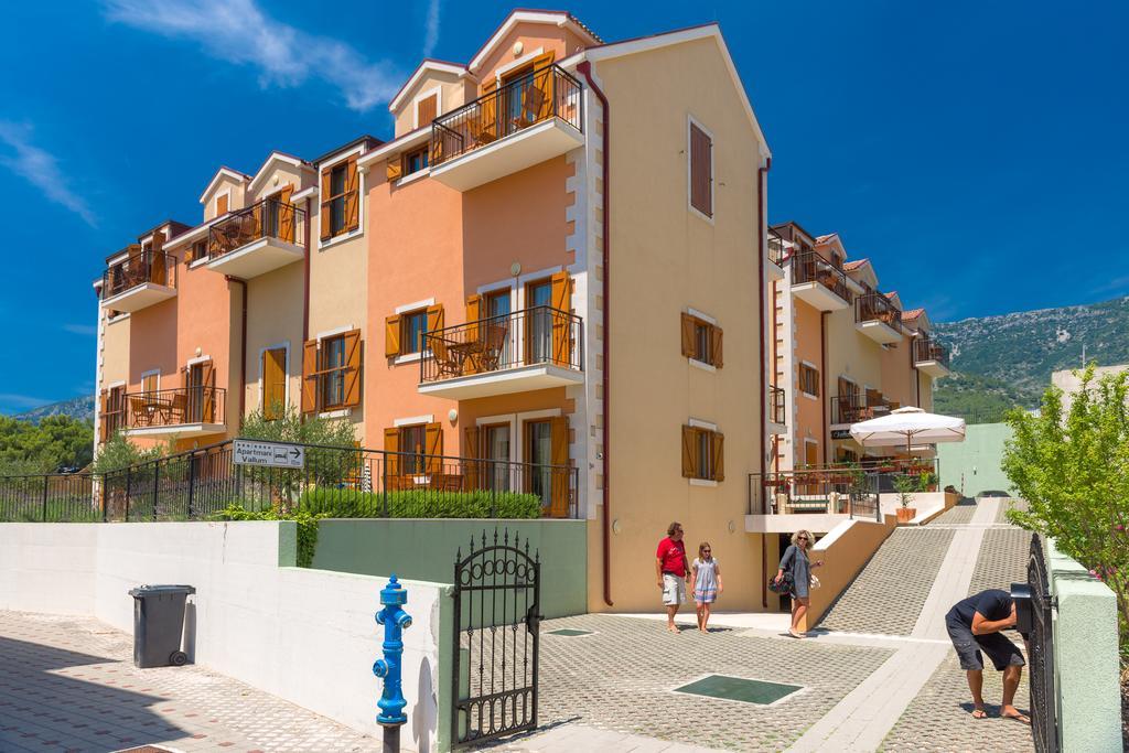 Apartments Vallum Bol Bagian luar foto
