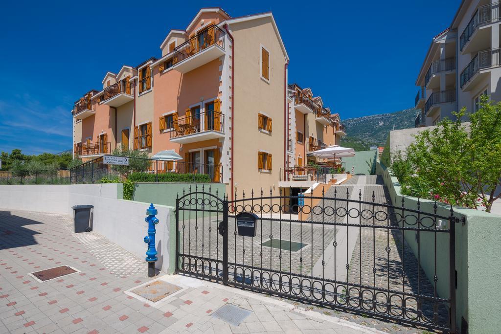 Apartments Vallum Bol Bagian luar foto