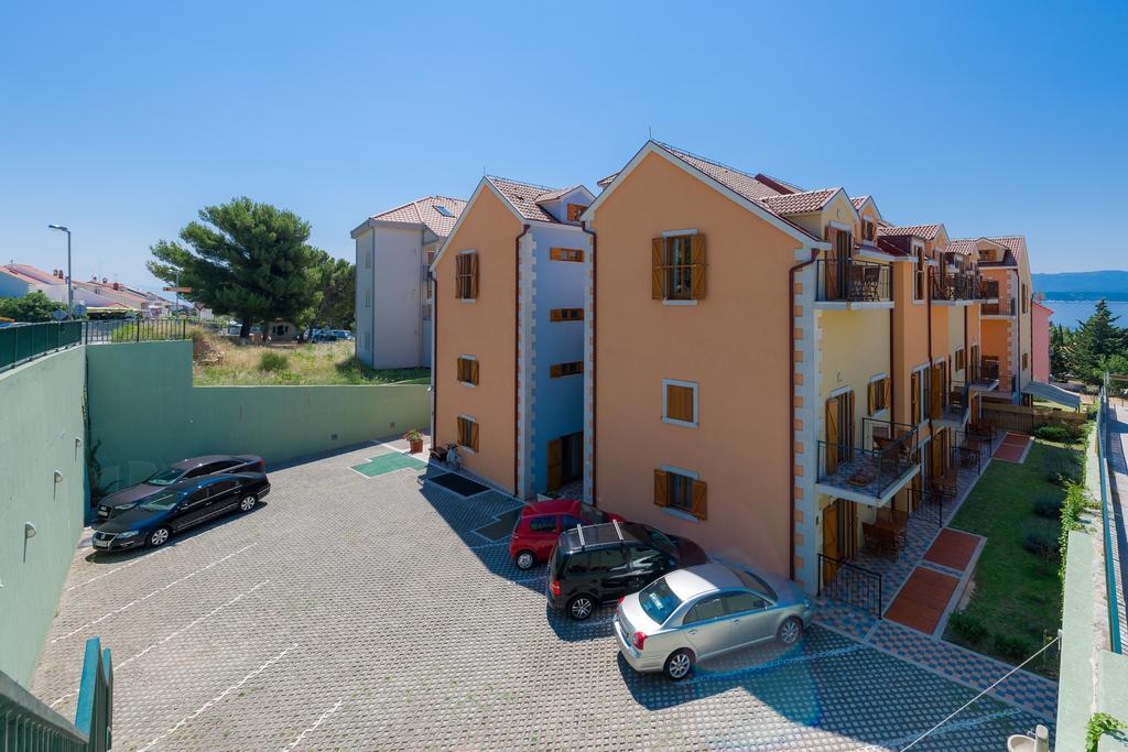 Apartments Vallum Bol Bagian luar foto