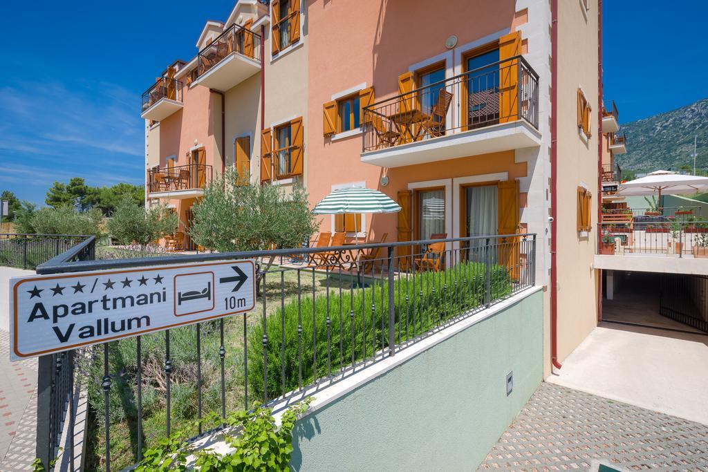 Apartments Vallum Bol Bagian luar foto