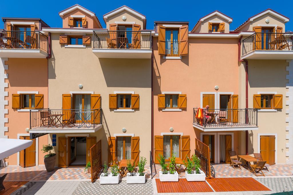 Apartments Vallum Bol Bagian luar foto