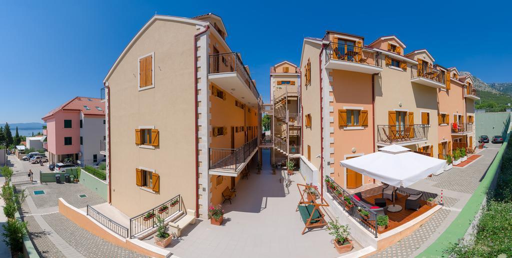 Apartments Vallum Bol Bagian luar foto