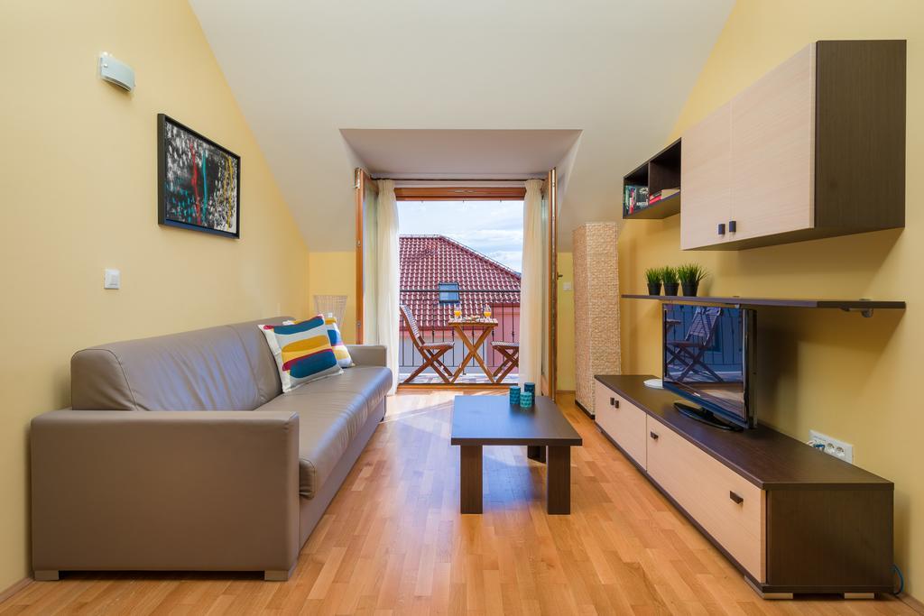 Apartments Vallum Bol Bagian luar foto