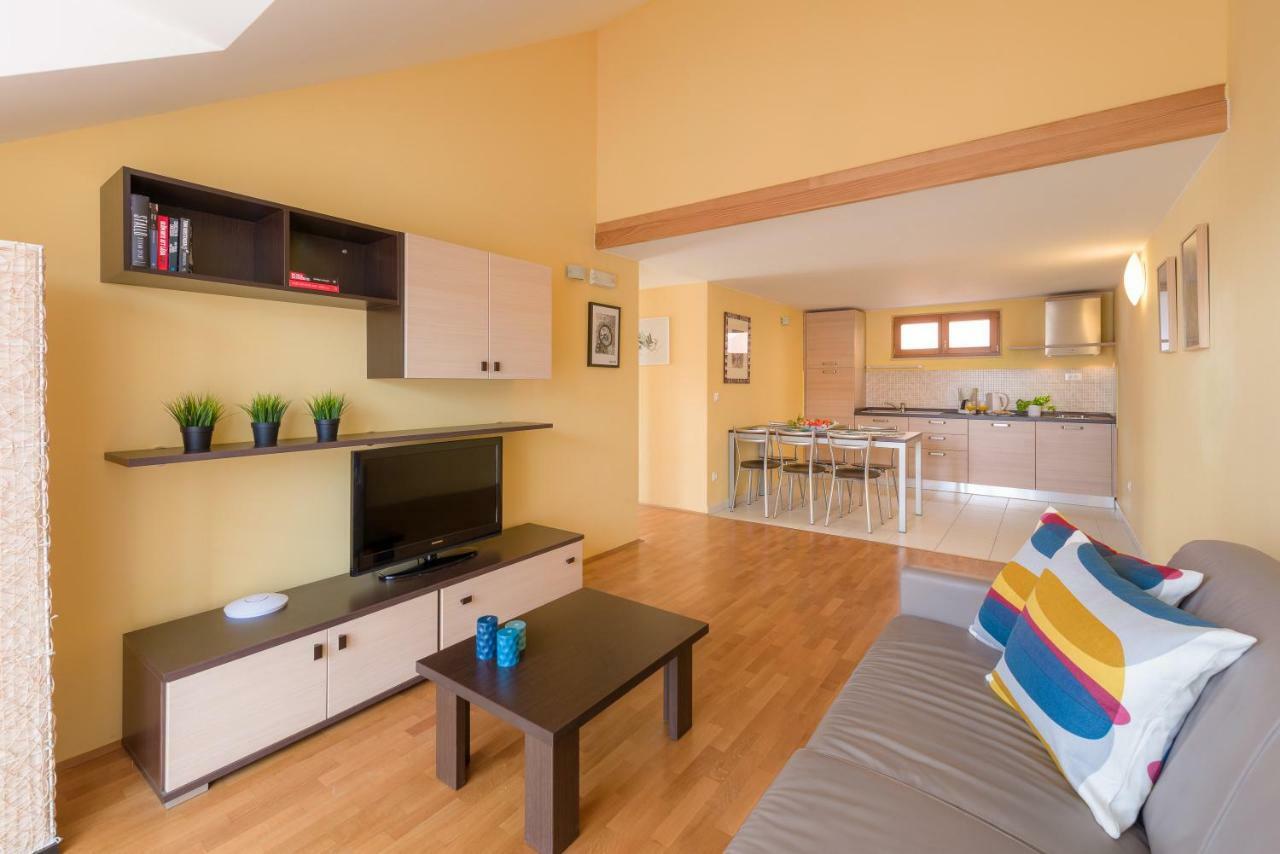 Apartments Vallum Bol Bagian luar foto
