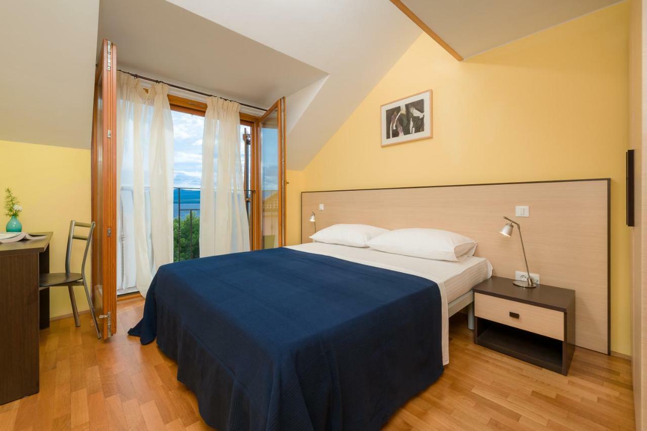 Apartments Vallum Bol Bagian luar foto